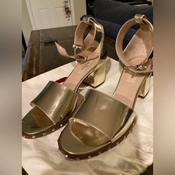 Valentino Garavani Nappa rockstud block heel slingback  sandals in gold. - Picture 6 of 12